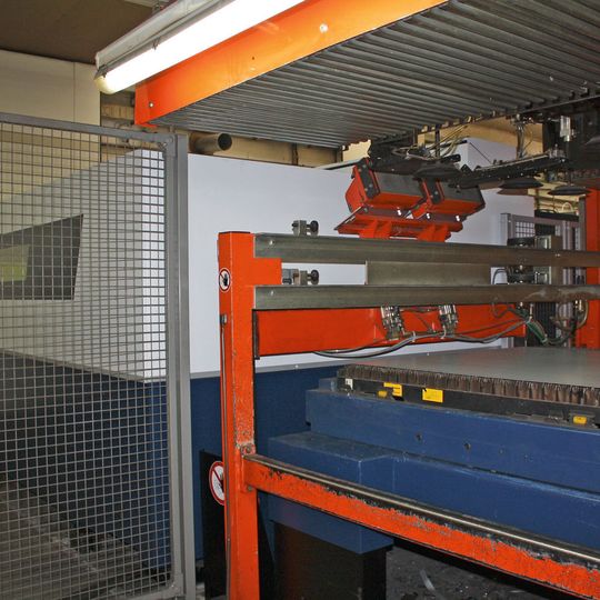 Die Lasermaschine wurde direkt an das Lager angebunden. Die Lasermaschine wurde direkt an das Lager angebunden.