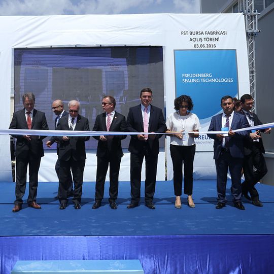 Der Zulieferer Freudenberg Sealing Technologies hat im türkischen Bursa ein neues Werk eingeweiht. Der Zulieferer Freudenberg Sealing Technologies hat im türkischen Bursa ein neues Werk eingeweiht.