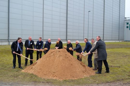 Spatenstich für das neue Tiefkühllager von apetito im März 2016. Auf dem Bild v. l. n. r.: Jochen Strauss (kfm. Geschäftsführer Kardex Mlog), Rolf Hennig (Leitung Versorgungstechnik, Umwelt und Arbeitssicherheit), David Prinz (Projektingenieur), Thorsten Bischof (Teamleiter Logistik), Ludger Sasse (Leiter Produktionslogistik), Wolfgang Manderla (Vertrieb Kardex Mlog), Manfred Sorg (Projektleitung Metroplan), Ulrich Fenger (Leiter Logistik), Thomas Mentrup (Leiter Einkauf, Investitionsgüter, Energie und Dienstleistungen), Dirk Möller (Ltr. Projektierung Kardex Mlog).