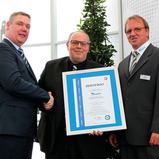 Das Zertifikat wurde im Rahmen der Cemat 2016 feierlich übergeben. Das Zertifikat wurde im Rahmen der Cemat 2016 feierlich übergeben.