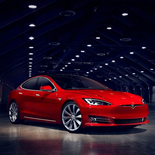 Tesla hat dem Model S im Frühjahr ein Facelift spendiert. Jetzt gibt es auch ein neues Einstiegsmodell. Tesla hat dem Model S im Frühjahr ein Facelift spendiert. Jetzt gibt es auch ein neues Einstiegsmodell.