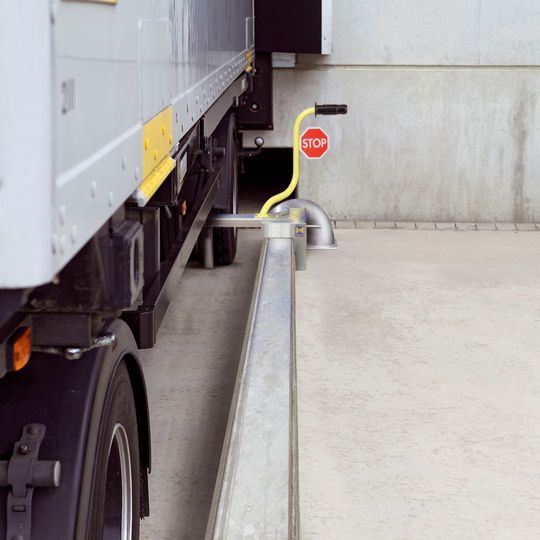 Wer das mechanische Radblockiersystem von Hörmann einsetzt, verhindert das Wegrollen des Lkw von der Verladestation. Wer das mechanische Radblockiersystem von Hörmann einsetzt, verhindert das Wegrollen des Lkw von der Verladestation.