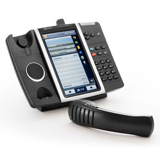 Das schnurlose Handset sowie das schnurlose Headset erweitern den Bewegungsspielraum mit einer Reichweite von bis zu 90 Metern innerhalb des Büros oder im Gebäude, ohne dass die Kommunikation über das Deskphone unterbrochen wird Das schnurlose Handset sowie das schnurlose Headset erweitern den Bewegungsspielraum mit einer Reichweite von bis zu 90 Metern innerhalb des Büros oder im Gebäude, ohne dass die Kommunikation über das Deskphone unterbrochen wird