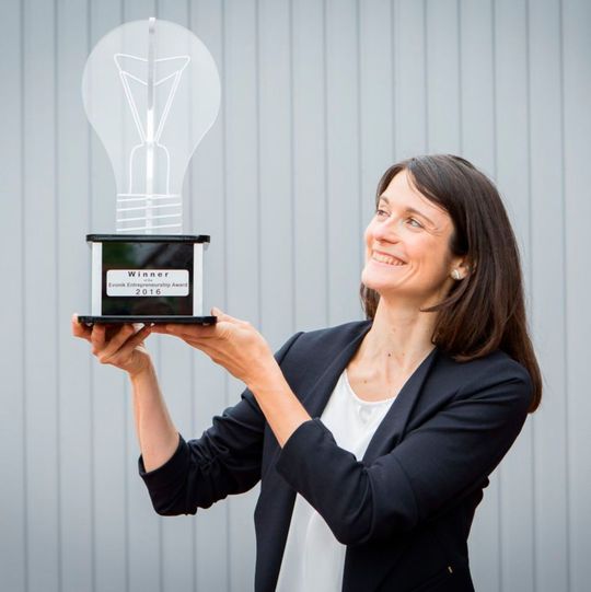 Marta Canas-Ventura von Evonik freut sich über den Entrepreneurship-Award. Marta Canas-Ventura von Evonik freut sich über den Entrepreneurship-Award.