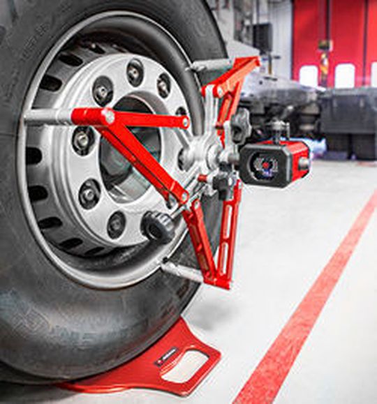 Das kamerabasierte Achsvermessungssystem von Josam Richttechnik ist von einem Monteur in kürzester Zeit montiert, vermessen und eingestellt. Das kamerabasierte Achsvermessungssystem von Josam Richttechnik ist von einem Monteur in kürzester Zeit montiert, vermessen und eingestellt.