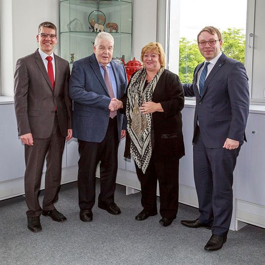 v l.: Dr. Jochen Kress, Mitglied der Mapal Geschäftsleitung, Dr. Dieter Kress, geschäftsführender Gesellschafter von Mapal, Claudia Haimer, geschäftsführende Gesellschafterin von Haimer und Andreas Haimer, Haimer Geschäftsführer. v l.: Dr. Jochen Kress, Mitglied der Mapal Geschäftsleitung, Dr. Dieter Kress, geschäftsführender Gesellschafter von Mapal, Claudia Haimer, geschäftsführende Gesellschafterin von Haimer und Andreas Haimer, Haimer Geschäftsführer.