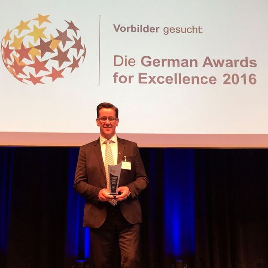 Rainer Kiehl, UPS-Projektmanager City Logistik, nimmt den German Award for Excellence entgegen. Rainer Kiehl, UPS-Projektmanager City Logistik, nimmt den German Award for Excellence entgegen.