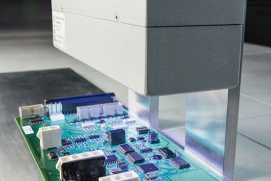 UV-Licht lässt den Klebstoff innerhalb von wenigen Sekunden aushärten. UV-Licht lässt den Klebstoff innerhalb von wenigen Sekunden aushärten.