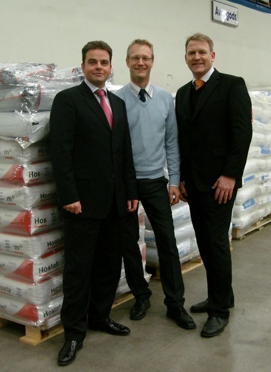 Feddersen-Geschäftsführer Karlheinz Schuster (links), Materialdepån-Marketingleiter Dan Hagström (Mitte) und Materialdepån-Geschäftsführer Torbjörn Egerhag nach der Vertragsunterzeichnung. Feddersen-Geschäftsführer Karlheinz Schuster (links), Materialdepån-Marketingleiter Dan Hagström (Mitte) und Materialdepån-Geschäftsführer Torbjörn Egerhag nach der Vertragsunterzeichnung.