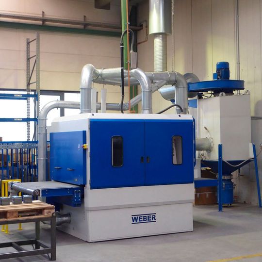Die Weber-Anlage TT 1 P(6) MRB mit Schleifwalze, Planetenkopf P(6) und Multirotationsbürstsystem MRB bei Geda-Dechentreiter. Die Weber-Anlage TT 1 P(6) MRB mit Schleifwalze, Planetenkopf P(6) und Multirotationsbürstsystem MRB bei Geda-Dechentreiter.