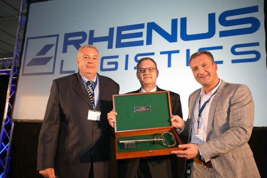 Schlüsselübergabe (v.l.): Jürgen Kempe (Sprecher der GL Rhenus Warehousing Solutions Deutschland), Martin Lohmeier (Niederlassungsleiter Rhenus Warehouse Solutions Frankfurt-Süd) und André Liebold (Niederlassungsleiter Pharma-Logistikzentrum der Rhenus Frankfurt-Süd).