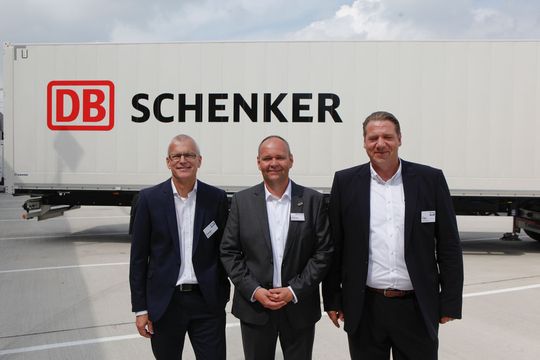 Bei der Einweihung (v.l.): Kurt Leidinger (Vorstandsvorsitzender Schenker Deutschland), Christian Schulz (Ltr. Geschäftsstelle Hannover) und Marcel Vogler (Vorstand Landverkehre).