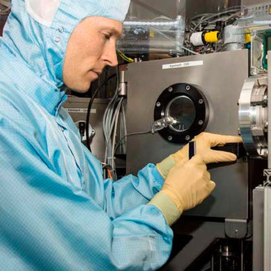 ZSW-Forscher im Labor mit Weltrekordsolarzelle: Der Wirkungsgrad der CIGS-Photovoltaik steigt immer schneller. ZSW-Forscher im Labor mit Weltrekordsolarzelle: Der Wirkungsgrad der CIGS-Photovoltaik steigt immer schneller.