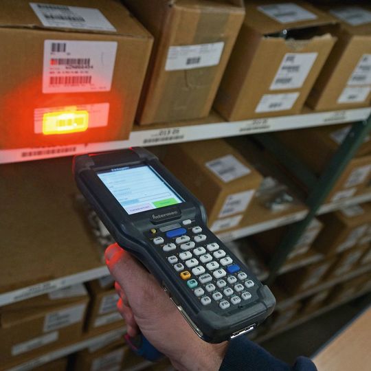Die Honeywell-Mobilcomputer Typ CN51, die Fierthbauer seinen Industriekunden zur Verfügung stellt, sind mit einer besonderen Bestellsoftware ausgerüstet. Die Honeywell-Mobilcomputer Typ CN51, die Fierthbauer seinen Industriekunden zur Verfügung stellt, sind mit einer besonderen Bestellsoftware ausgerüstet.