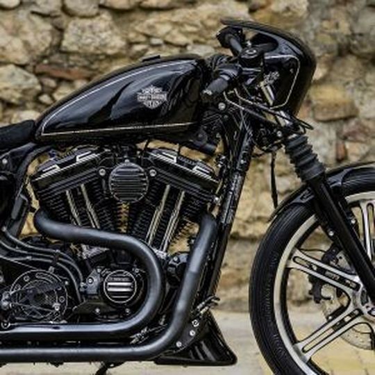 Das Siegerbike: Der griechische Umbau einer Harley-Davidson Iron 883. Das Siegerbike: Der griechische Umbau einer Harley-Davidson Iron 883.