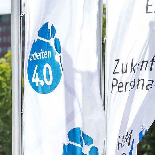 Die Studie „Mobiles Arbeiten“ gibt einen Ausblick auf zukünftige Anforderungen an Arbeitgeber und neue Herausforderungen für Arbeitnehmer. Die Studie „Mobiles Arbeiten“ gibt einen Ausblick auf zukünftige Anforderungen an Arbeitgeber und neue Herausforderungen für Arbeitnehmer.