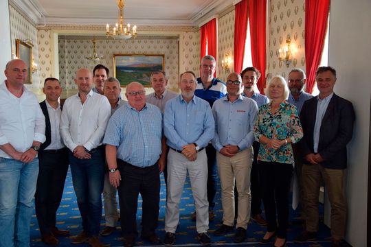Der neu gewählte ETDA-Vorstand (v.li.): Arnold Koopmans (Niederlande), Christan Borth (Deutschland), Marcel Winkelman (Niederlande), Bernard Lycke (Belgien), Ismo Johansson (Finnland), Per Lorentzen (Norwegen), Tom Terinkoski (Finnland), Michael Thiede (Deutschland), Rob den Boer (Niederlande), Ulf Lindström (Schweden), Jan Oftedal (Norwegen), Antje Woltermann (Deutschland), Ståle Oftedal (Norwegen) und Tomas Ulander (Schweden). Der neu gewählte ETDA-Vorstand (v.li.): Arnold Koopmans (Niederlande), Christan Borth (Deutschland), Marcel Winkelman (Niederlande), Bernard Lycke (Belgien), Ismo Johansson (Finnland), Per Lorentzen (Norwegen), Tom Terinkoski (Finnland), Michael Thiede (Deutschland), Rob den Boer (Niederlande), Ulf Lindström (Schweden), Jan Oftedal (Norwegen), Antje Woltermann (Deutschland), Ståle Oftedal (Norwegen) und Tomas Ulander (Schweden).