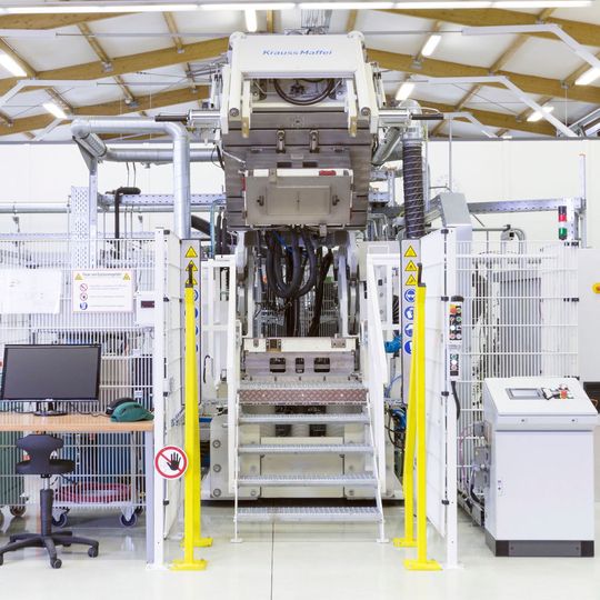 In der Testeinrichtung für Kompositbauteile können Bauteile entwickelt und getestet werden. In der Testeinrichtung für Kompositbauteile können Bauteile entwickelt und getestet werden.