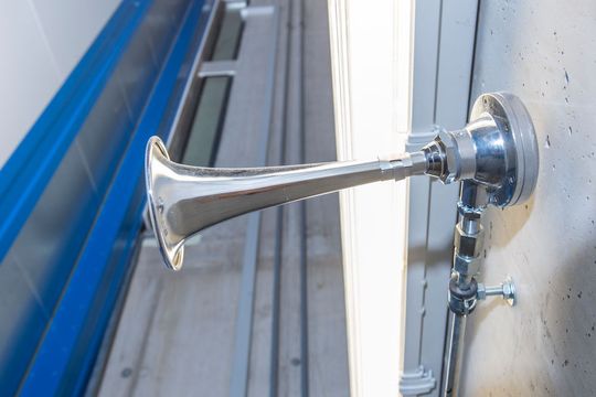 Nicht nur über eine rote Leuchte, auch akustisch wird im Brandfall Alarm ausgelöst.