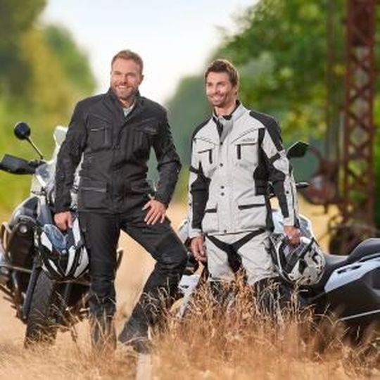Ein echter Allrounder. Durch das coole Design macht die Santokombination auch ohne Motorrad eine gute Figur. Ein echter Allrounder. Durch das coole Design macht die Santokombination auch ohne Motorrad eine gute Figur.