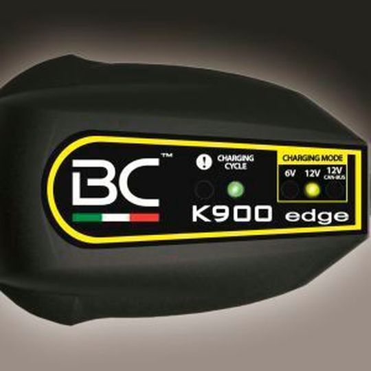 Das derzeit einzige Batterieladesystem für BMW Motorräder mit CAN-Bus-System: „BC K900 Edge“ aus Italien. Das derzeit einzige Batterieladesystem für BMW Motorräder mit CAN-Bus-System: „BC K900 Edge“ aus Italien.