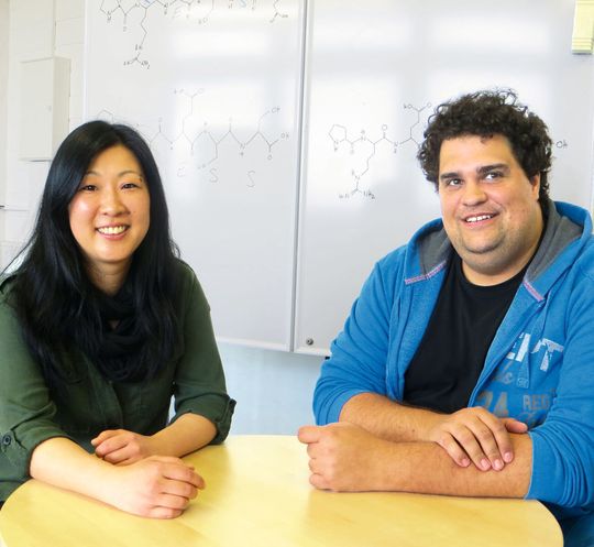 „Unsere Clean Peptide Technology ermöglicht es dem Hersteller von Peptiden, auf die umweltschädlichen organischen Lösungsmittel zu verzichten und den Prozess in Wasser durchzuführen.“ Christina Uth (l.), Geschäftsführerin Sulfotools gemeinsam mit ihrem Geschäfsführungskollegen Sascha Knauer. „Unsere Clean Peptide Technology ermöglicht es dem Hersteller von Peptiden, auf die umweltschädlichen organischen Lösungsmittel zu verzichten und den Prozess in Wasser durchzuführen.“ Christina Uth (l.), Geschäftsführerin Sulfotools gemeinsam mit ihrem Geschäfsführungskollegen Sascha Knauer.