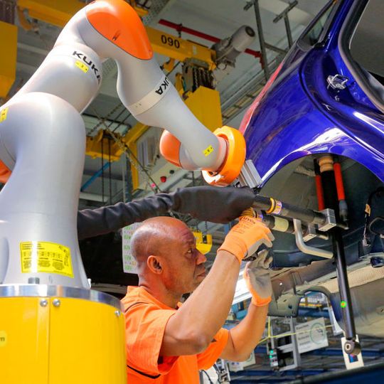 In Köln werden die Mitarbeiter nun kollaborierend von Robotern unterstützt. In Köln werden die Mitarbeiter nun kollaborierend von Robotern unterstützt.