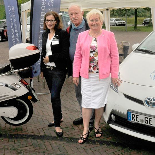 Setzen auf alternative Antriebsenergien: (v.li.) Friederike Tanzeglock (Geschäftsführerin Vestische Innung), Bernhard Enning (ZDK-Ehrenpräsident) und Dietlinde Stüben-Endres (Obermeisterin der Vestischen Innung).