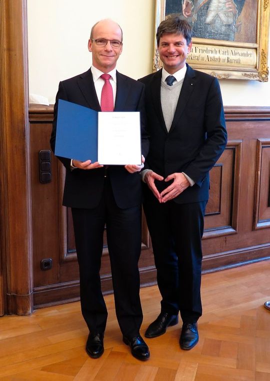 Professor Dr. Tim Hosenfeldt (links) wurde zum Honorarprofessor bestellt. Professor Dr. Joachim Hornegger, Präsident der Friedrich-Alexander-Universität (FAU), überreichte ihm die Urkunde. Professor Dr. Tim Hosenfeldt (links) wurde zum Honorarprofessor bestellt. Professor Dr. Joachim Hornegger, Präsident der Friedrich-Alexander-Universität (FAU), überreichte ihm die Urkunde.