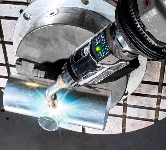 Dank seiner kompakten Bauform und der grundlegend weiterentwickelten Mechanik des Roboterschweißbrenners Robacta Drive TPS/i konnte die Bauteilzugänglichkeit und TCP-Präzision weiter verbessert werden. Dank seiner kompakten Bauform und der grundlegend weiterentwickelten Mechanik des Roboterschweißbrenners Robacta Drive TPS/i konnte die Bauteilzugänglichkeit und TCP-Präzision weiter verbessert werden.
