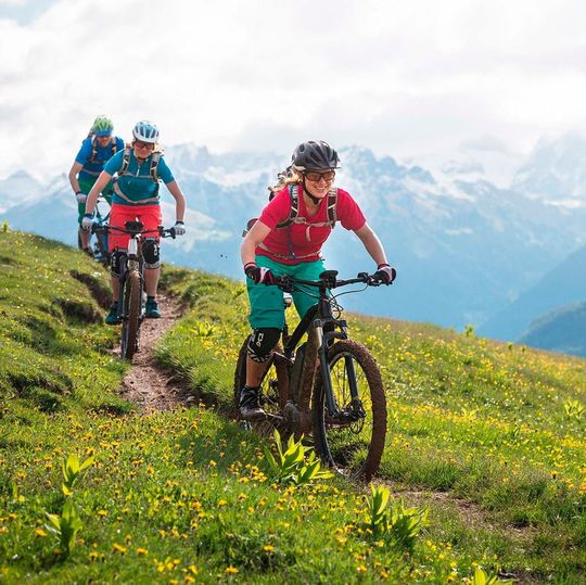 Unangestrengt mit dem elektrischen Mountainbike durch die Berge. Möglich macht es Bosch. Unangestrengt mit dem elektrischen Mountainbike durch die Berge. Möglich macht es Bosch.