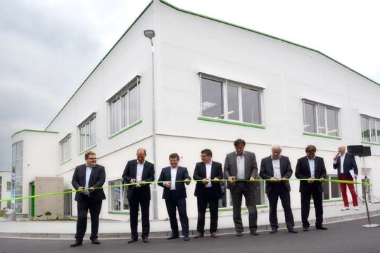 v.l. Jörg Krautter, Vice President Automation Murr, Stefan Grotzke, Chief Operating Officer Murr, Pavel Vlček, Werkleiter Murr, Matthias Eschle-Reinold, Vice President Power Murr, Ivo Grüner, Stellvertreter des Hauptmanns der Region Pilsen für Regionalentwicklung, EU-Fonds und Informatik, Jiří Vlk, Bürgermeister von Stod, und Pavel Boukal, Geschäftsführer von BP Stavby, durchtrennen ein Band und geben damit den Startschuss für die Nutzung des neuen Murrelektronik-Gebäudes in Stod. v.l. Jörg Krautter, Vice President Automation Murr, Stefan Grotzke, Chief Operating Officer Murr, Pavel Vlček, Werkleiter Murr, Matthias Eschle-Reinold, Vice President Power Murr, Ivo Grüner, Stellvertreter des Hauptmanns der Region Pilsen für Regionalentwicklung, EU-Fonds und Informatik, Jiří Vlk, Bürgermeister von Stod, und Pavel Boukal, Geschäftsführer von BP Stavby, durchtrennen ein Band und geben damit den Startschuss für die Nutzung des neuen Murrelektronik-Gebäudes in Stod.