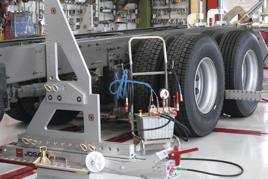 Richtbrücke mit 20 Tonnen Press- oder Zugdruck: Aus Aluminium gefertigt sind sie leicht zu handhaben und dennoch robust.