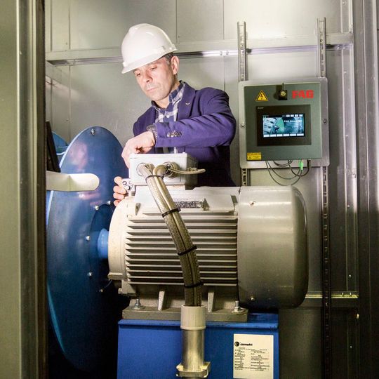 Mit dem FAG Smart QB steht der Industrie eine betriebsfertige Überwachungslösung für Elektromotoren, Pumpen und Lüfter und deren Wälzlager zur Verfügung, die bei der Inbetriebnahme keinerlei spezifisches Wissen auf dem Gebiet der Schwingungsdiagnose erfordern soll. Mit dem FAG Smart QB steht der Industrie eine betriebsfertige Überwachungslösung für Elektromotoren, Pumpen und Lüfter und deren Wälzlager zur Verfügung, die bei der Inbetriebnahme keinerlei spezifisches Wissen auf dem Gebiet der Schwingungsdiagnose erfordern soll.