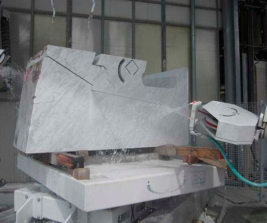 Die Breton Fuego Multiaxis ist eine Diamantseilsäge für die Bearbeitung von Stein- und Betonblöcken. Auf zehn interpolierenden Achsen bringt sie die harten Materialien präzise auf Wunschgeometrie. Die Breton Fuego Multiaxis ist eine Diamantseilsäge für die Bearbeitung von Stein- und Betonblöcken. Auf zehn interpolierenden Achsen bringt sie die harten Materialien präzise auf Wunschgeometrie.
