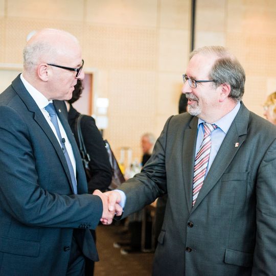 Die Verhandlungsführer Georg Müller vom BAVC (li.) und Peter Hausmann von der IG BCE besiegeln den Abschluss. (Symbolbild aus der ersten Tarifrunde in Hannover) Die Verhandlungsführer Georg Müller vom BAVC (li.) und Peter Hausmann von der IG BCE besiegeln den Abschluss. (Symbolbild aus der ersten Tarifrunde in Hannover)