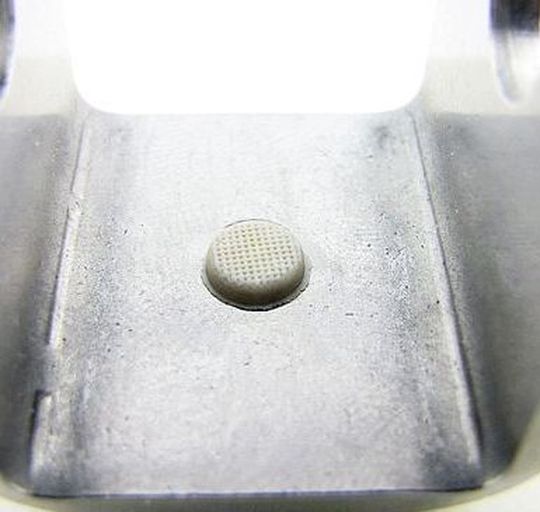 Am Kunststoff-Zentrum in Leipzig untersucht man das Ultraschallnieten mit Hochleistungs-Kunststoffen zur Optimierung der Kopfgeometrien. Hier eine von drei Varianten: ein Nietkopf aus Polyphenylensulfid (40 % Glasfasergehalt), mit sogenannter Pyramidenstruktur. Am Kunststoff-Zentrum in Leipzig untersucht man das Ultraschallnieten mit Hochleistungs-Kunststoffen zur Optimierung der Kopfgeometrien. Hier eine von drei Varianten: ein Nietkopf aus Polyphenylensulfid (40 % Glasfasergehalt), mit sogenannter Pyramidenstruktur.