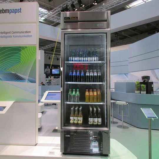 Auf der Hannover Messe hat EBM-Papst sein vernetztes Steuerungssystem für Kühlgeräte am Beispiel eines Getränkeautomaten vorgestellt. Auf der Hannover Messe hat EBM-Papst sein vernetztes Steuerungssystem für Kühlgeräte am Beispiel eines Getränkeautomaten vorgestellt.