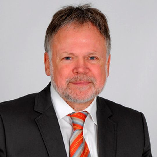 Dieter Führmann verantwortet die übergeordneten Abteilungen, wie Personal, allgemeine Verwaltung oder Qualitätsmanagement. Auch der Leistungsschwerpunkt Managed IT-Services steht unter seiner Verantwortung. Dieter Führmann verantwortet die übergeordneten Abteilungen, wie Personal, allgemeine Verwaltung oder Qualitätsmanagement. Auch der Leistungsschwerpunkt Managed IT-Services steht unter seiner Verantwortung.