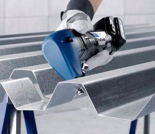 1,4 Kg leicht ist der kabellose Nibbler Trutool PN 130 Li-Ion-Akku von Trumpf. Selbst 1,3 mm dicke Baustahlbleche können kraftschonend und mit hoher Laufleistung von Hand getrennt werden. 1,4 Kg leicht ist der kabellose Nibbler Trutool PN 130 Li-Ion-Akku von Trumpf. Selbst 1,3 mm dicke Baustahlbleche können kraftschonend und mit hoher Laufleistung von Hand getrennt werden.
