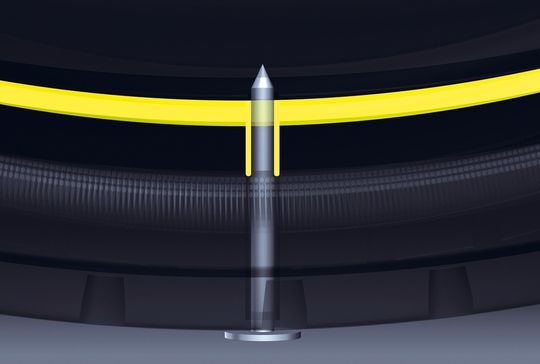 Das Gel kann beim Duraseal-Lkw-Reifen von Goodyear Löcher bis zu einer Größe von 6 mm abdichten. Das Gel kann beim Duraseal-Lkw-Reifen von Goodyear Löcher bis zu einer Größe von 6 mm abdichten.