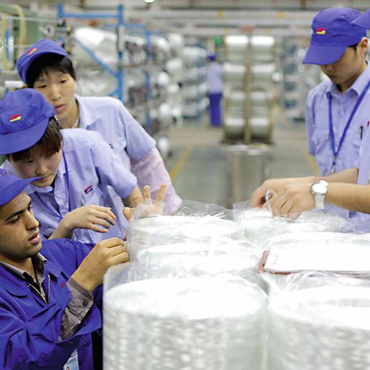Chinesische Unternehmen investieren weltweit. Jüngstes Beispiel: In diesem Monat startet die Produktion des zweiten Glasfaser-Ofens in Ägypten. Investor der 80.000-t-Anlage ist das Unternehmen China Jushi aus Zhejiang. Chinesische Unternehmen investieren weltweit. Jüngstes Beispiel: In diesem Monat startet die Produktion des zweiten Glasfaser-Ofens in Ägypten. Investor der 80.000-t-Anlage ist das Unternehmen China Jushi aus Zhejiang.