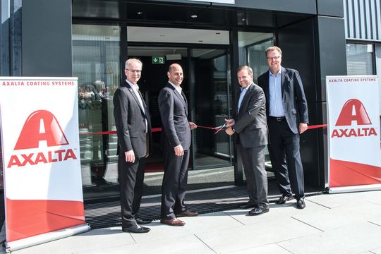 V. li.: Robert K. Roop, Barry Snyder (beide Vice President), Charles W. Shaver (CEO) und Matthias Schönberg (President EMEA) bei der Eröffnung des ETC in Wuppertal.