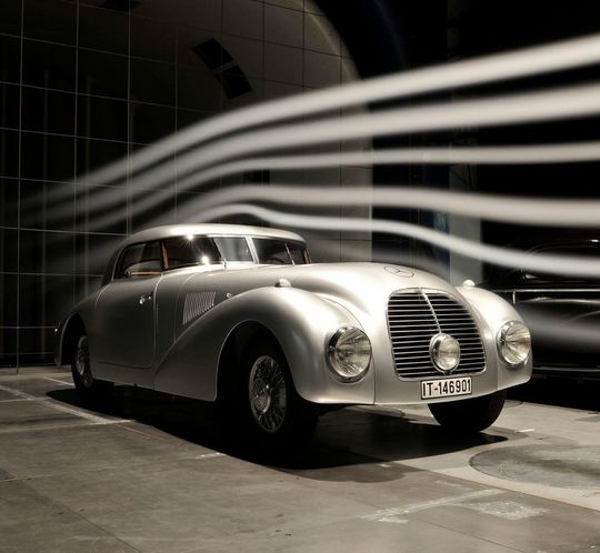 Der Mercedes-Benz 540 K Stromlinienwagen (W 29) von 1938 mit einer Windkanalmessung. Der Mercedes-Benz 540 K Stromlinienwagen (W 29) von 1938 mit einer Windkanalmessung.
