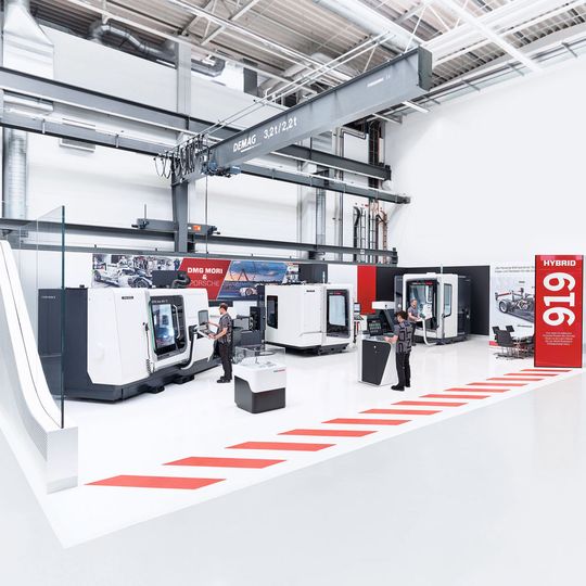 Das eigens für Porsche eingerichtete Motorsport CNC Competence Center entwickelt intelligente Fertigungslösungen für anspruchsvolle Bauteile. Das eigens für Porsche eingerichtete Motorsport CNC Competence Center entwickelt intelligente Fertigungslösungen für anspruchsvolle Bauteile.