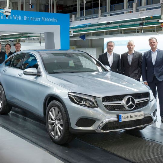 Unter Beisein von Markus Schäfer (r.), Mitglied des Bereichsvorstands Mercedes-Benz Cars, Produktion und Supply Chain Management, lief das erste GLC Coupé in Bremen vom Band. Unter Beisein von Markus Schäfer (r.), Mitglied des Bereichsvorstands Mercedes-Benz Cars, Produktion und Supply Chain Management, lief das erste GLC Coupé in Bremen vom Band.