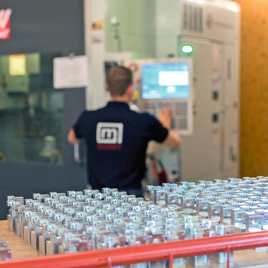 Zu den auf der UMC-750 produzierten Teilen gehören Chargen von je 200 Stück für die industrielle Messtechnik und ähnliche Mengen für Müllfahrzeuge. Die Teile werden alle automatisch geladen und größtenteils auf der Fünf-Achs-Maschine von Haas in einer Aufspannung bearbeitet. Zu den auf der UMC-750 produzierten Teilen gehören Chargen von je 200 Stück für die industrielle Messtechnik und ähnliche Mengen für Müllfahrzeuge. Die Teile werden alle automatisch geladen und größtenteils auf der Fünf-Achs-Maschine von Haas in einer Aufspannung bearbeitet.
