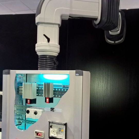 Mit einem automatischen Potenzialausgleich im Tragarmsystem Rittal CP 60/120/180 will das Unternehmen eine gefährliche Sicherheitslücke an der Schnittstelle Mensch-Maschine schließen. Mit einem automatischen Potenzialausgleich im Tragarmsystem Rittal CP 60/120/180 will das Unternehmen eine gefährliche Sicherheitslücke an der Schnittstelle Mensch-Maschine schließen.