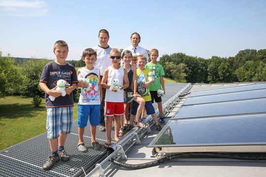 An der Grundschule in Weyarn, Bayern, haben die Schüler gemeinsam mit dem Ingenieurbüro für Prozessautomation (Ifp) Solarthermieanlage für Schule selbst installiert. Als Sponsor stellte Wago hierfür Steuerungs- und Verbindungstechnik bereit. An der Grundschule in Weyarn, Bayern, haben die Schüler gemeinsam mit dem Ingenieurbüro für Prozessautomation (Ifp) Solarthermieanlage für Schule selbst installiert. Als Sponsor stellte Wago hierfür Steuerungs- und Verbindungstechnik bereit.