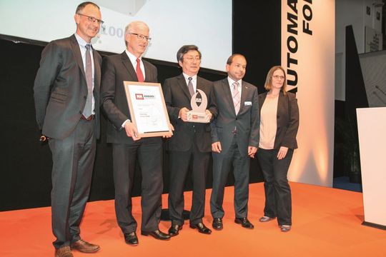 „MM Award“ für den Matrix Konverter U1000 von Yaskawa (v.l.): Chefredakteur Frank Jablonski, Manfred Stern, President & CEO Yaskawa Europe, Hiroshi Ogasawara, Representative Director und President Yaskawa Electric, Armin Schlenk, Director Marketing Yaskawa Europe, und Laudatorin Simone Käfer . „MM Award“ für den Matrix Konverter U1000 von Yaskawa (v.l.): Chefredakteur Frank Jablonski, Manfred Stern, President & CEO Yaskawa Europe, Hiroshi Ogasawara, Representative Director und President Yaskawa Electric, Armin Schlenk, Director Marketing Yaskawa Europe, und Laudatorin Simone Käfer .